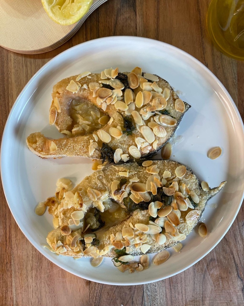 Salmone con pan grattato, prezzemolo e lamelle di&nbsp;mandorle